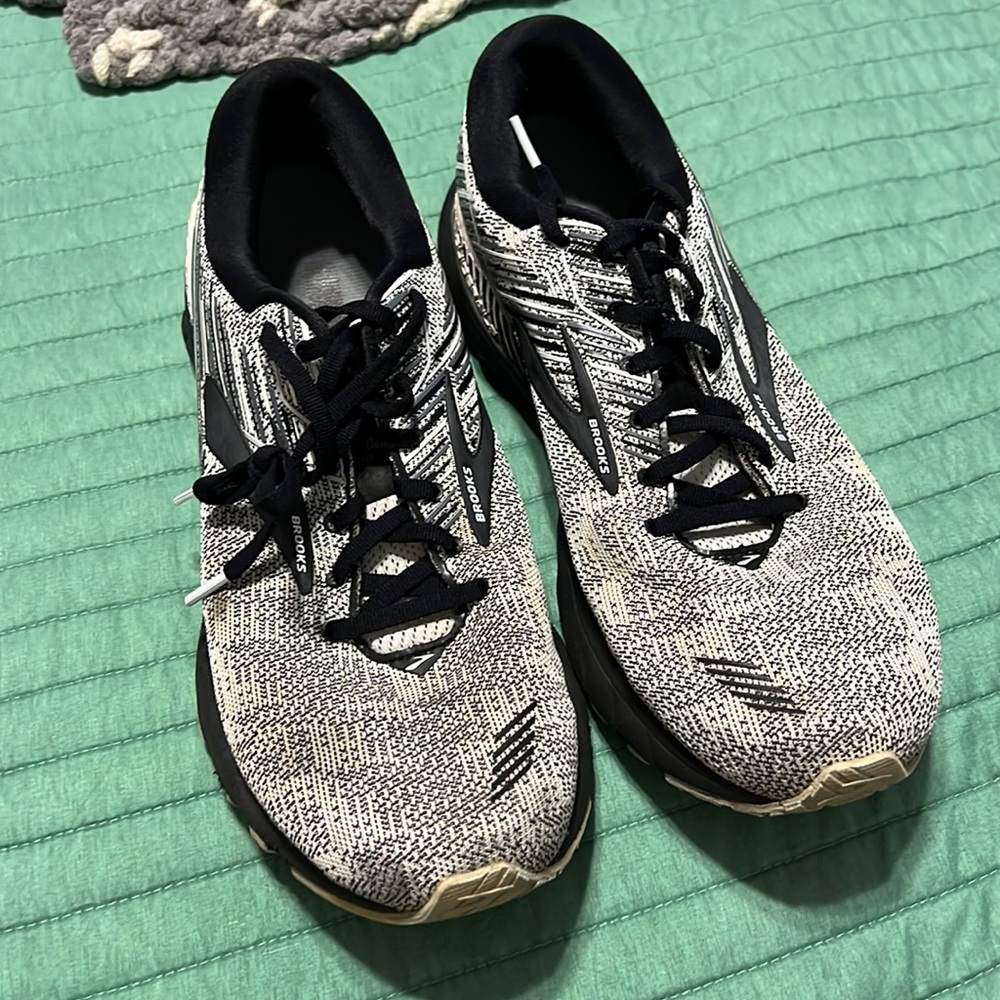 Brooks Mens tennis shoes size 10.5 USED